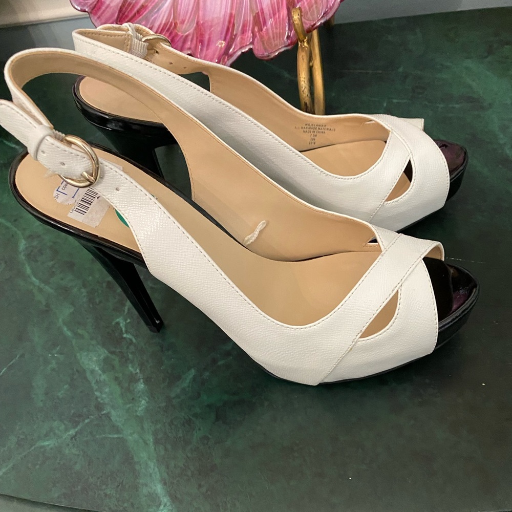 Guess black and white pumps size 7.5